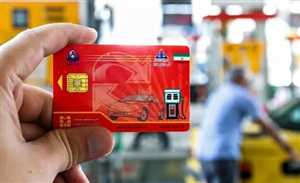 کارت سوخت شخصی خودرو در جایگاه بنزین پس از اجرای طرح محدودیت کارت‌های اضطراری جایگاه‌ها در آذربایجان شرقی