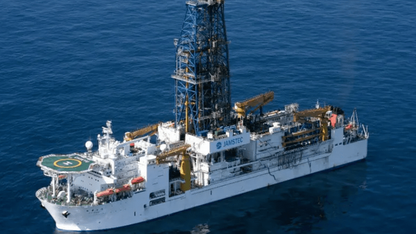 استخراج خاک کف دریا