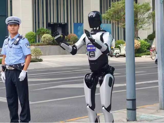 ربات انسان‌نمای در کنار پلیس