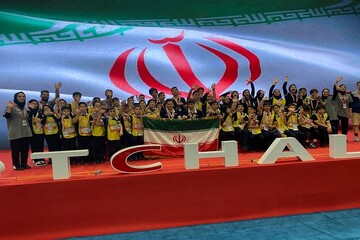 تیم رباتیک دانش‌آموزی ایران پس از قهرمانی در مسابقات آسیایی رباتیک مالزی