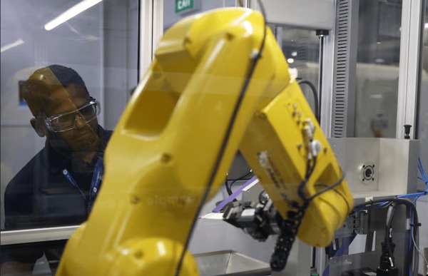 استفاده از ربات در  تعمیر موتور هواپیما