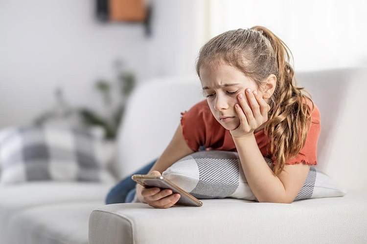 الگوریتم‌های شبکه‌های اجتماعی  مصرف الکل را برای نوجوانان عادی جلوه می‌دهند