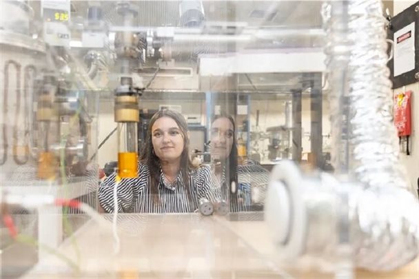 یک دانشجوی مقطع دکتری «دانشگاه سیدنی»(USYD) در آزمایشگاه خود، قطعه کوچکی از جهان را درون یک بطری بازسازی کرده و غبار کیهانی تولید کرده است. نتایج کار او، اطلاعات جدیدی را درباره چگونگی شکل‌گیری عناصر شیمیایی سازنده زندگی مدت‌ها پیش از وجود زمین ارائه می‌دهند.