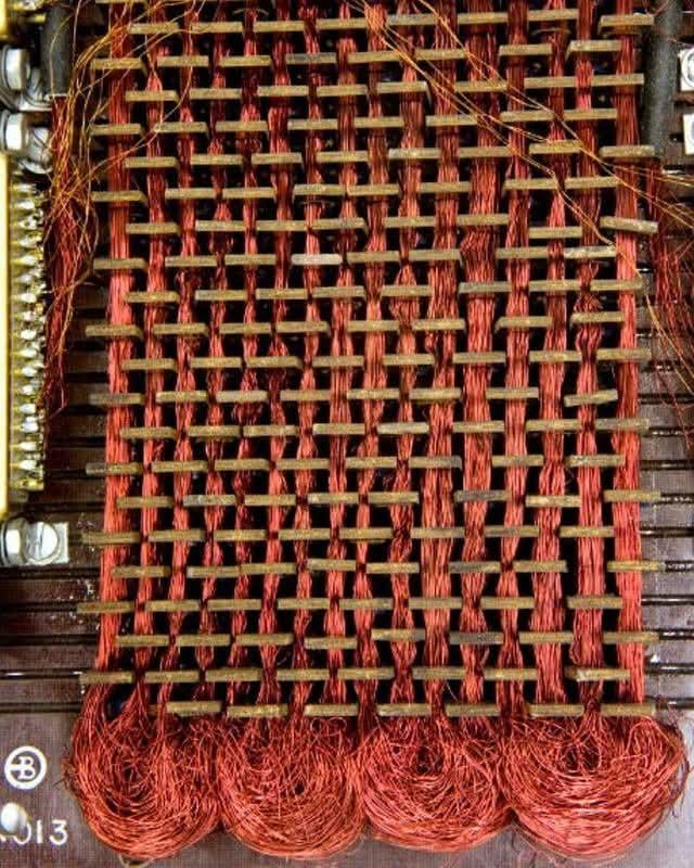 حافظه Core Rope مورد استفاده در کامپیوتر هدایت آپولو و ذخیره نرم‌افزار مأموریت ماه