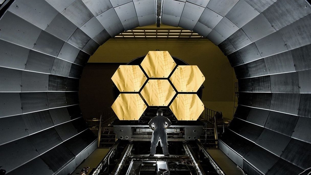 مشاهدات جدید تلسکوپ جیمز وب نشان می‌دهد که دو سیاره نزدیک به ستاره TRAPPIST-۱ هیچ جوی ندارند و امکان حیات بر روی آنها عملاً غیرممکن است.