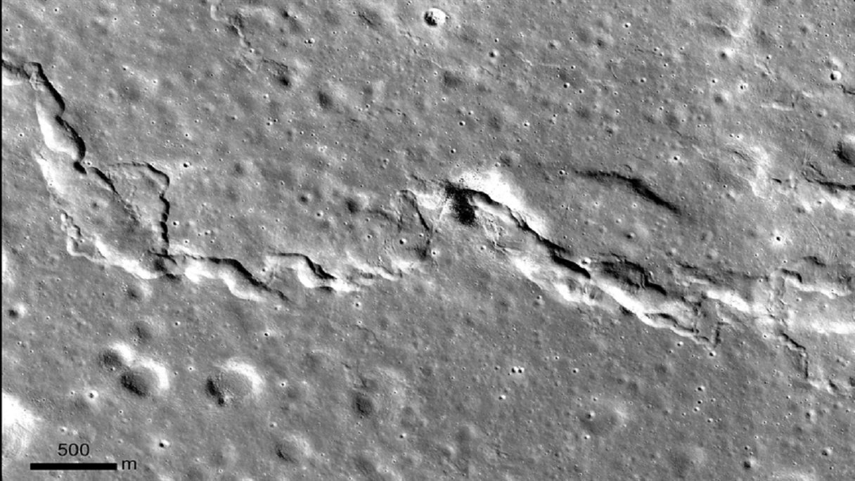 ماه به آرامی در حال کوچک شدن است و نقشه‌های جدید هزاران ترک را روی سطح آن نشان می‌دهند.