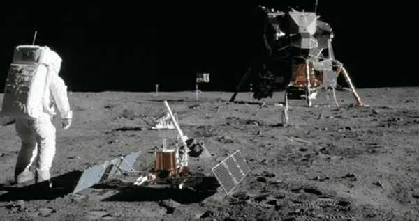 موجوادت فضایی در ماه