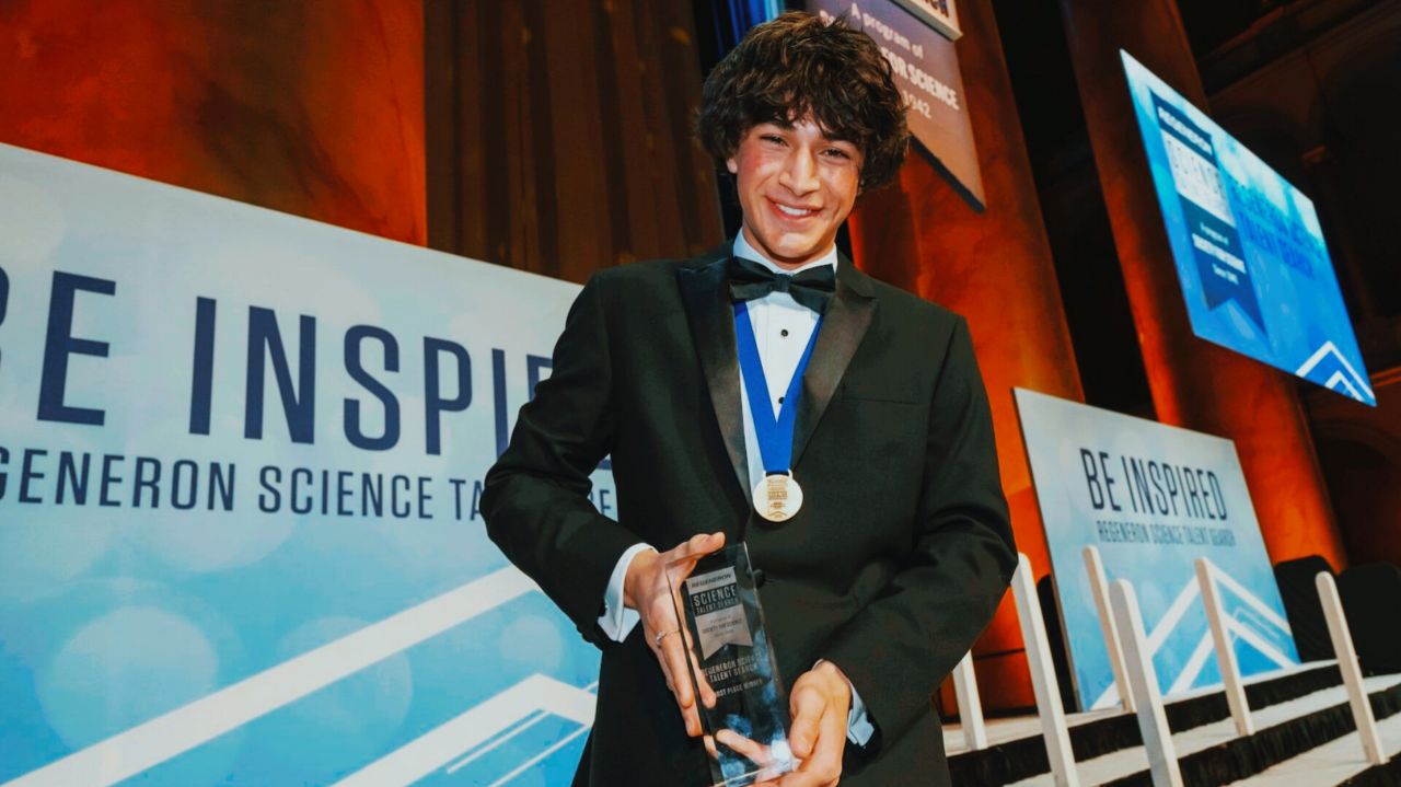 دانش‌آموزی با کمک هوش مصنوعی ۱.۵ میلیون جرم فضایی کشف کرد