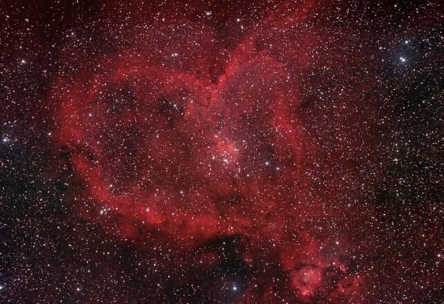 سحابی قلب (The Heart Nebula)