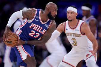 لبران جیمز با پیراهن فیلادلفیا ۷۶رز در نخستین بازی فصل NBA مقابل نیویورک نیکس