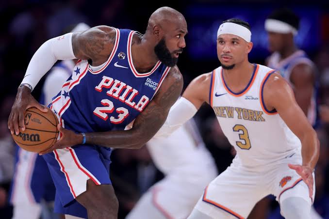 لبران جیمز با پیراهن فیلادلفیا ۷۶رز در نخستین بازی فصل NBA مقابل نیویورک نیکس