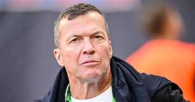 لوتار ماتئوس، اسطوره فوتبال آلمان و کاپیتان قهرمان جهان در سال ۱۹۹۰، شکست زودهنگام تیم ملی آلمان در جام جهانی ۲۰۲۶ را تا حدی نتیجه حضور گسترده همسران، نامزدها و اعضای خانواده بازیکنان در محل برگزاری مسابقات دانست و گفت تمرکز تیم بیش از آنکه روی فوتبال باشد، صرف مسائل خانوادگی شده بود.