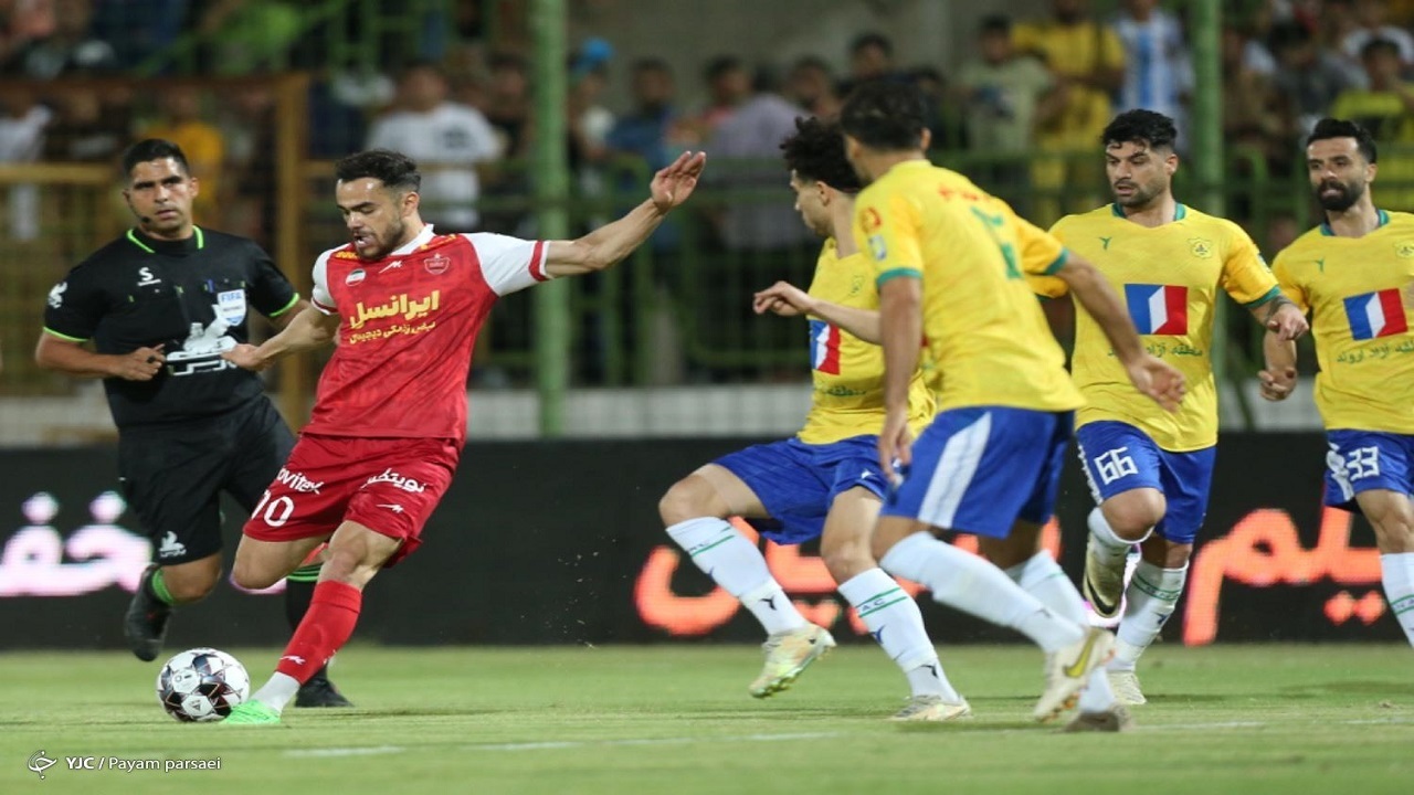 بازیکنان پرسپولیس پس از پیروزی سه بر یک مقابل صنعت نفت آبادان در هفته هشتم لیگ برتر