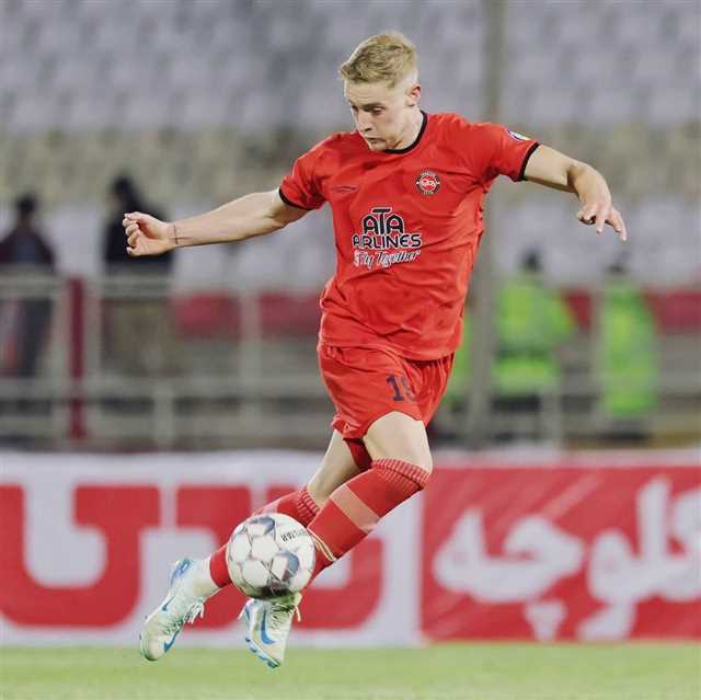 جواد نکونام و بازیکنان تراکتور پس از پیروزی یک بر صفر مقابل پرسپولیس
