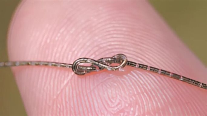 محققان چینی تراشه های فیبری انعطاف پذیر ابداع کرده اند که مدارهای الکترونیکی کامل را داخل رشته هایی به باریکی موی انسان جای می دهد.