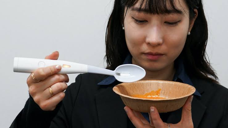 قاشق برقی ژاپنی Kirin برای افزایش احساس شوری غذا