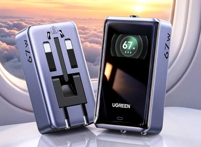 شارژر هوشمند مسافرتی UGREEN X576 با توان ۶۷ وات و نمایشگر