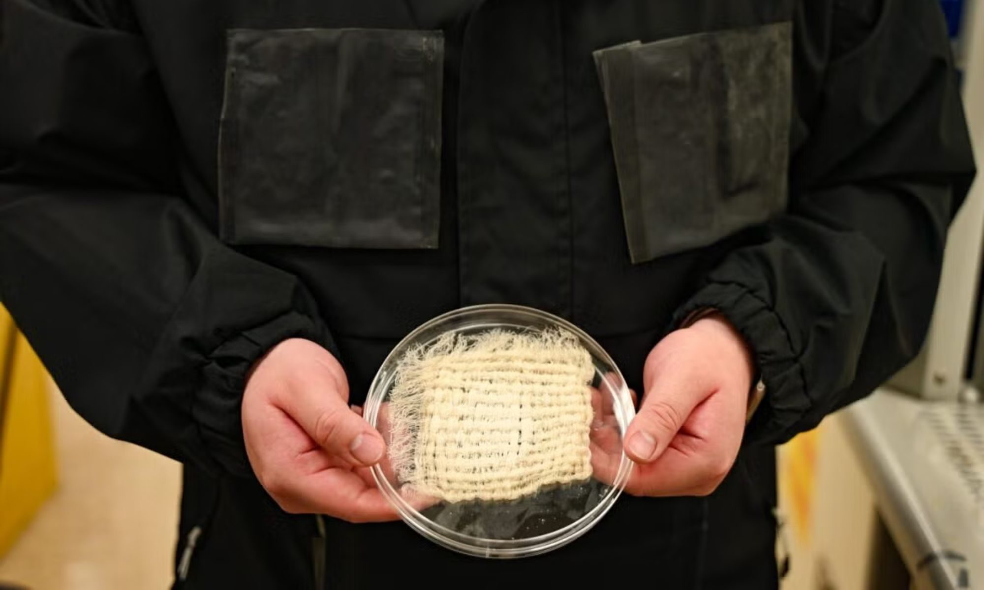 لباس جدیدی که آب آشامیدنی را از رطوبت هوا می‌گیرد
