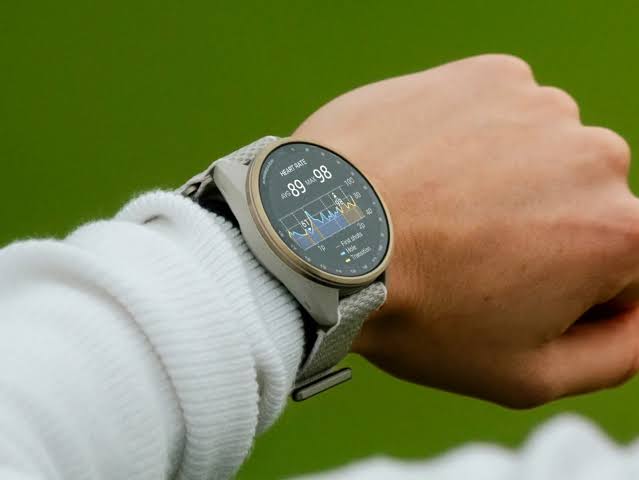 ساعت هوشمند Garmin Approach S72 با حاشیه تیتانیومی و بند پارچه‌ای