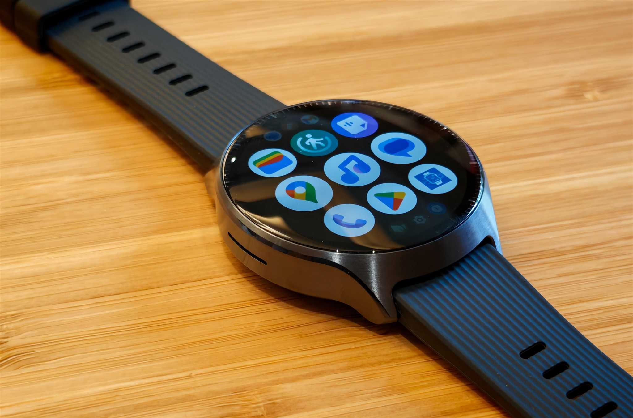 ساعت هوشمند Moto Watch Ultra موتورولا با بدنه فولادی و نمایشگر pOLED